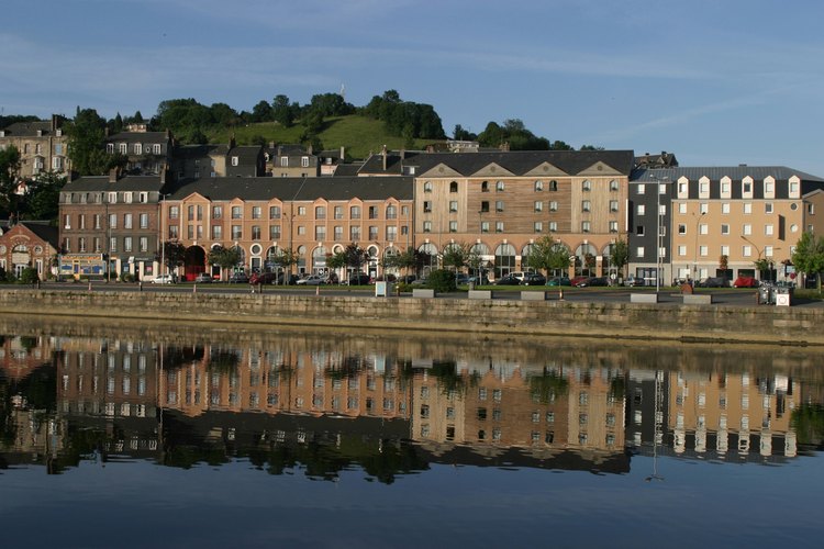 Las casas en la costa dan belleza a Honfleur, en Normandía.