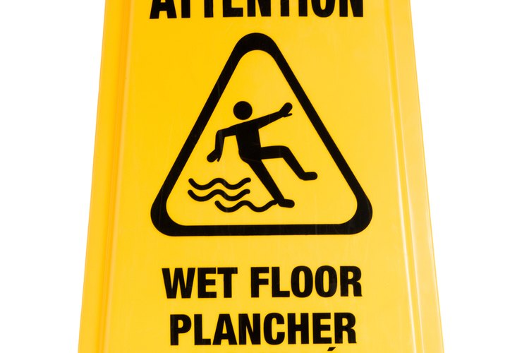 Los señalamientos de piso mojado te invitan a pisar con cuidado.
