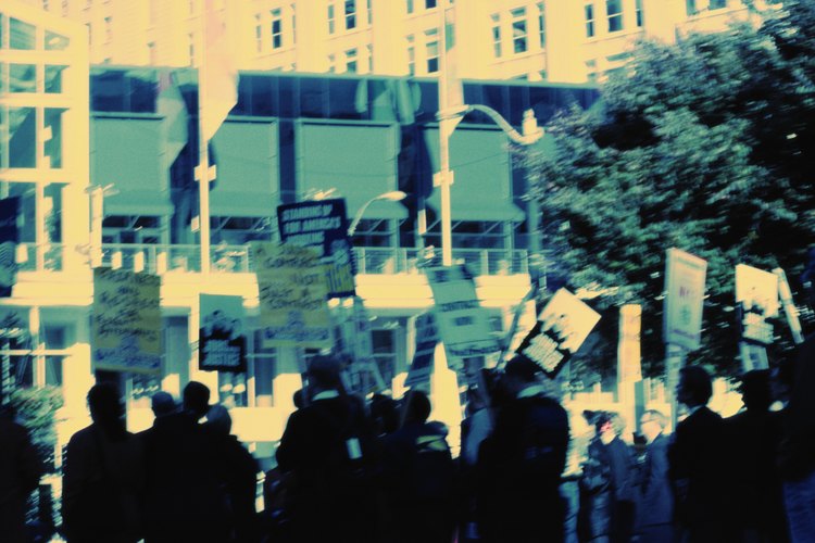 Un lema efectivo va más allá de sus propias palabras y captura el sentimiento de una época, estimulando la imaginación de los activistas y manteniendo vivo el movimiento.