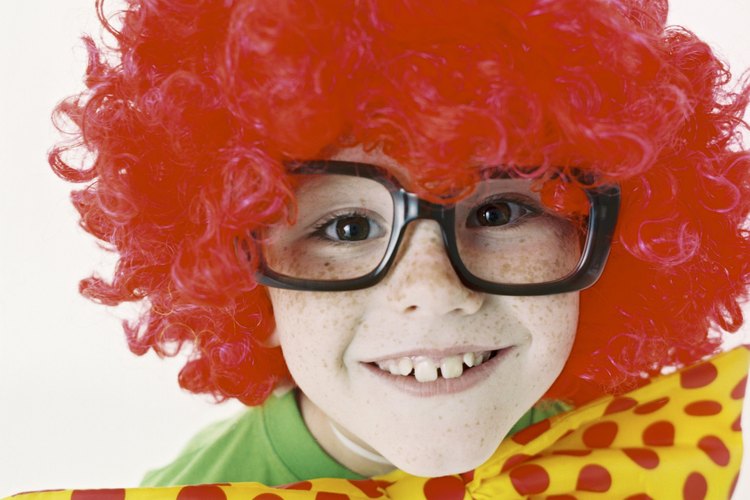Puedes hacer una peluca para niño con un casquillo para peluca, una pistola de pegamento y algunas extensiones de cabello.