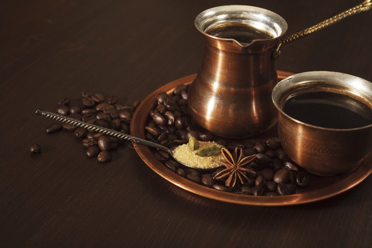 Un juego de café fabricado en cobre.