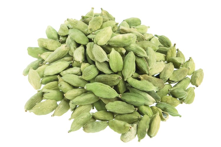 Las vainas de cardamomo pueden ser marrones o verdes.