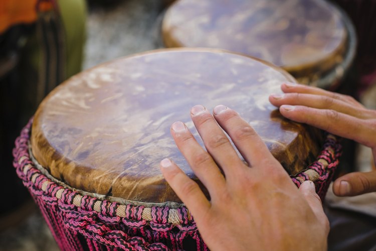 Hombres tocando el tambor africano.