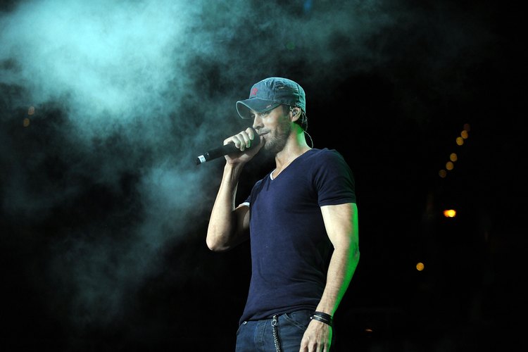 Enrique Iglesias lleva una camisa con cuello en V en el escenario de la Philips Arena de Atlanta, Georgia, en 2012.