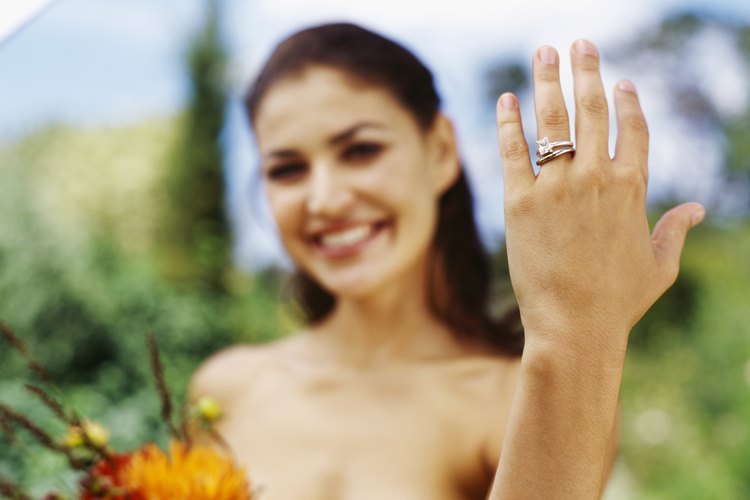 Novia mostrando su anillo de bodas.