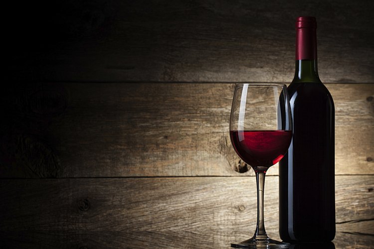 Sigue una serie de pasos para hacer un delicioso vino de color rojo en casa.