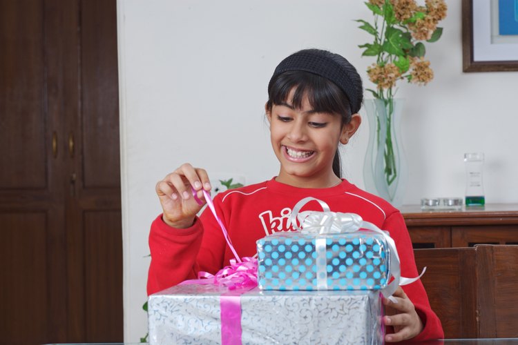 Niña abriendo regalos.