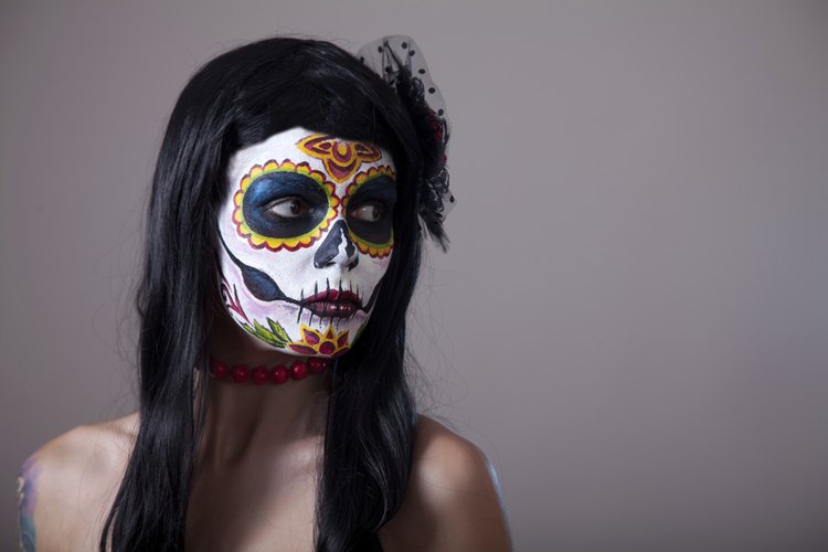 Las personas crean altares y pintan sus rostros como parte de la celebración del Día de los Muertos.