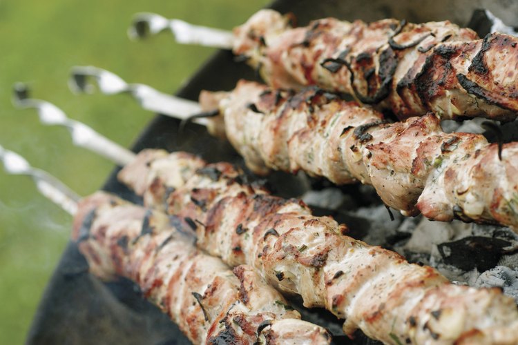 Las brochetas de cerdo hacen un delicioso plato principal a la parrilla.