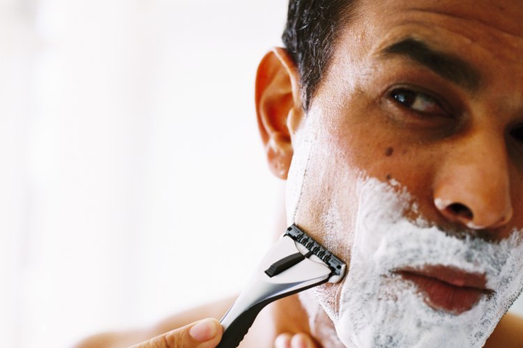 Para los hombres que se adhieran a un código de vestimenta de negocios, esto significa buenos hábitos de acicalado.