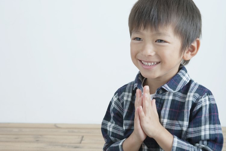 Enseñarle a tu hijo a rezar es un paso importante para aprender el Padre Nuestro.