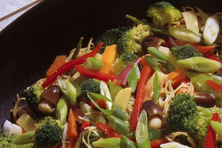Prepara un salteado sabroso con vegetales congelados.