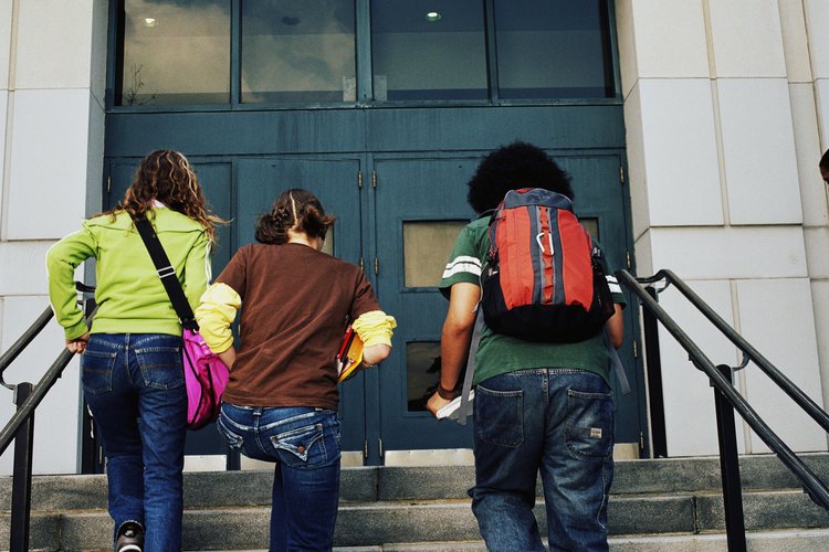 Obtén la lista de suministros de la escuela de tu hijo.