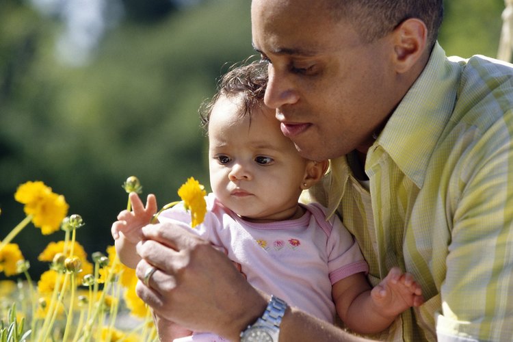 Las actividades con flores pueden ser una experiencia multisensorial para tu niño.