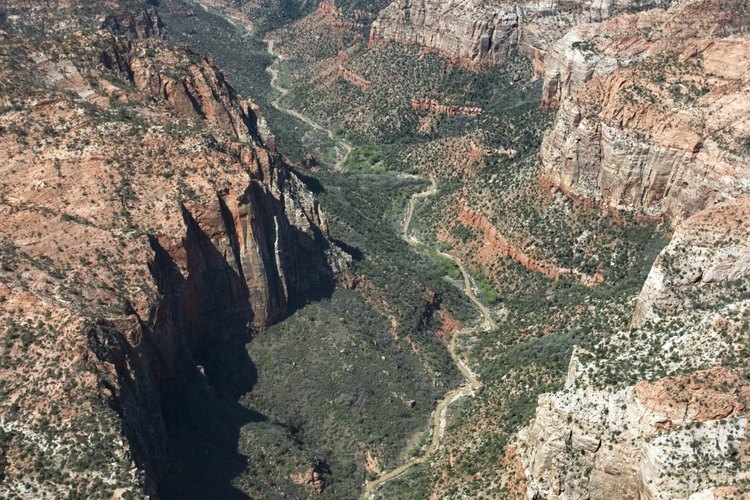 Los cañones del Zion National Park pueden proveer una vacaciones de senderismo llenas de color.