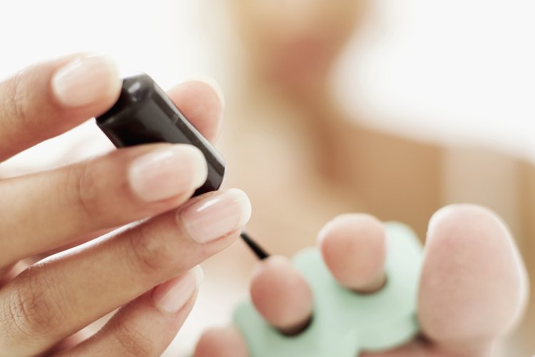 Mujer pintándose las uñas.