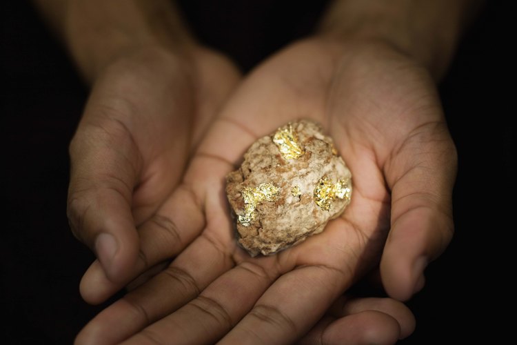 La pirita es asociada con minerales refractarios.