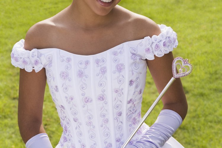Cenicienta usaba su vestido con guantes largos blancos.