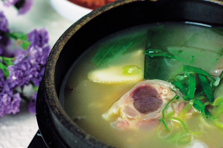 Crea un delicioso caldo de pavo.