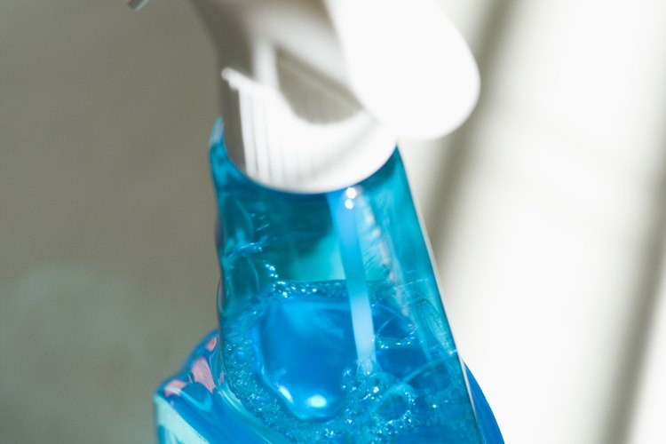 Vierte tu mezcla en una botella rociadora y estarás listo para la acción.