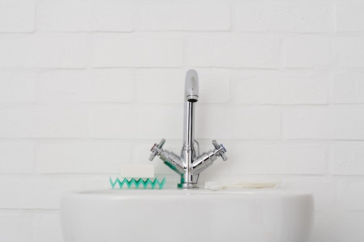 No es necesario que dependas de los limpiadores de tuberías para destapar el lavabo de tu baño.