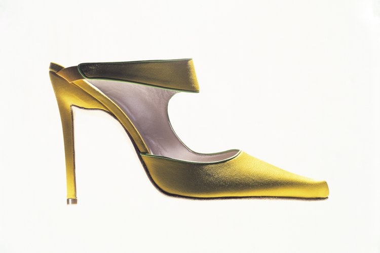 Estos zapatos a veces se decoraban con moños en el área de los dedos.