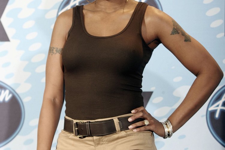Mary J. Blige usa pantalones caqui para el final de la 5º temporada de American Idol.