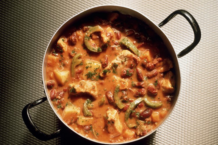 El guisado gulash espeso alemán a menudo se sirve con patatas o pan.