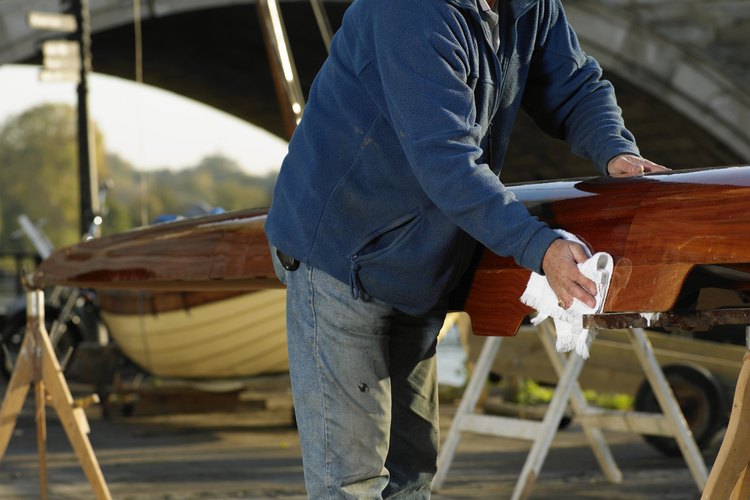 Puedes hacer que la madera opaca se torne brillante y suave usando simples técnicas de barnizado.