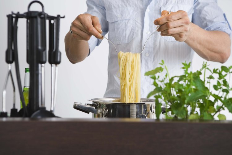 Utiliza el sistema de encendido eléctrico de la GE XL-44 para encender el quemador de tu cocina.