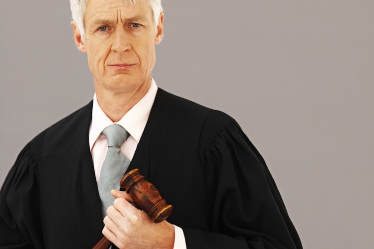 Algunos tipos de licencias restringidas las ordenan cortes como complemento de una condena por delitos de tráfico.