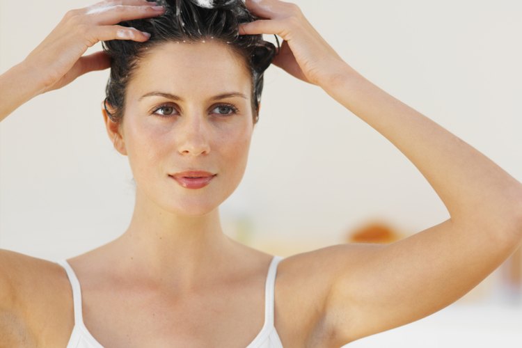 Usa un exfoliante vigorizante para nutrir el cabello y el cuero cabelludo.