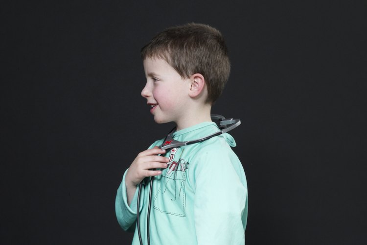 Si tu hijo interpreta a un doctor, esto podría hacer que tenga menos miedo de hacer visitas a las clínicas.