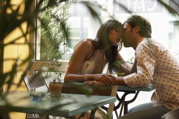 Hablar románticamente con tu novio puede llevar a una noche especial.