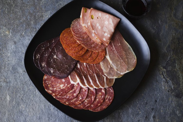 Un plato de carne fría.
