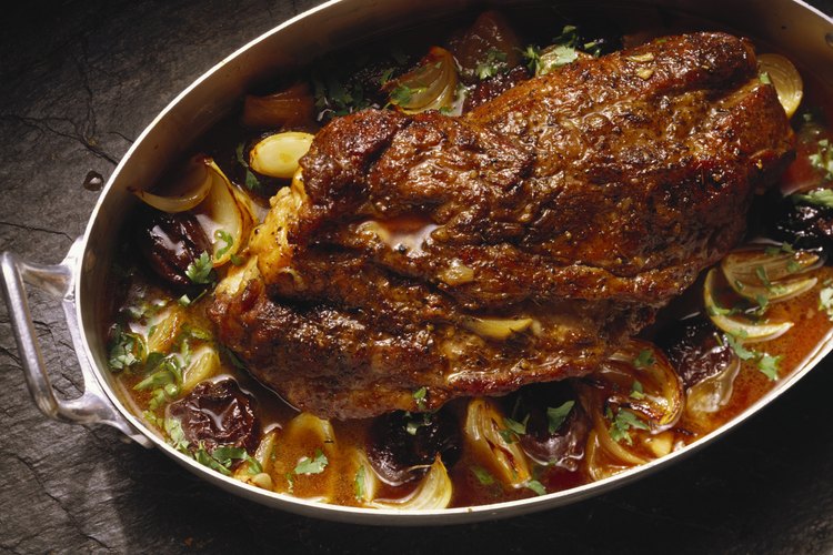 La espaldilla de cerdo queda muy bien cuando se la cocina de forma lenta.