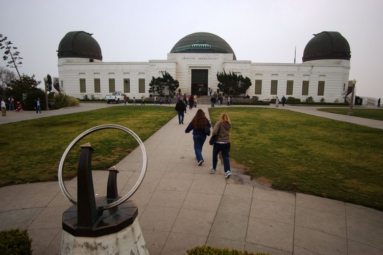 Griffith Observatory en las colinas de Hollywood es el mejor lugar en Los Ángeles para ver las estrellas, millones de ellas, por la noche.