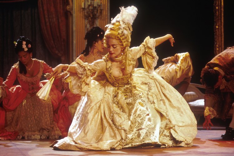 El vestuario de Madonna para su interpretación de "Vogue" tiene prestados elementos de las épocas victoriana y eduardiana.