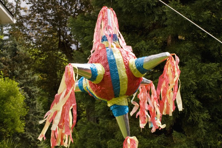 Haz una piñata perfecta para tus invitados adultos.