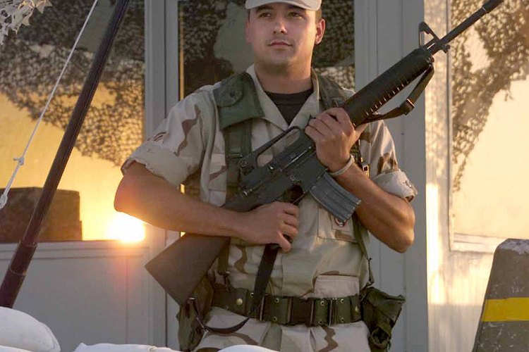 El aviador de primera clase, Nicholas Shuler, hace guardia en la base aérea Al Udeid en Qatar.