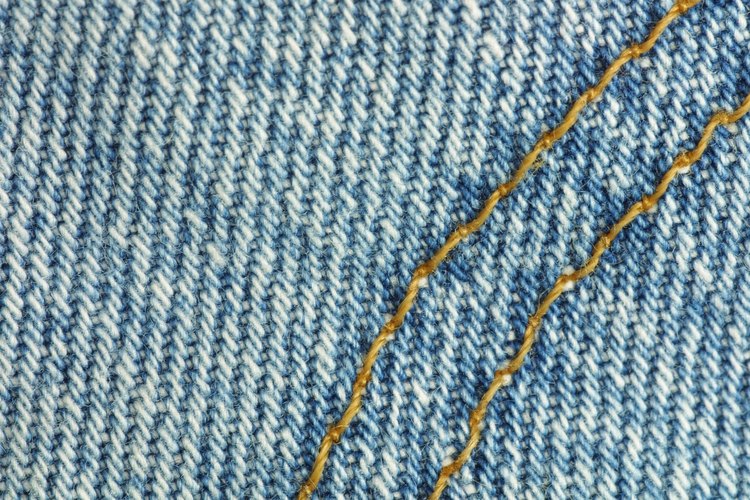 Puedes teñir los jeans desgastados.