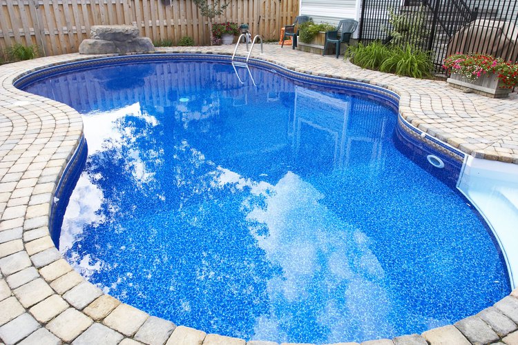 Si el pH de una piscina ya está cerca del nivel máximo recomendado de 8, añadir lejía puede empujarlo más allá de esa marca.