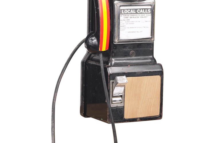 Monta una réplica funcional de un teléfono público antiguo en la pared.