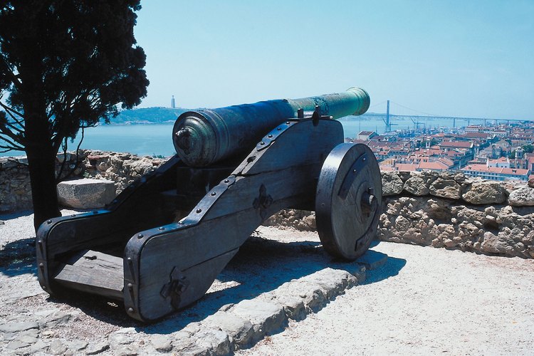 Empieza con una caminata mañanera colina arriba al Castillo de San Jorge.