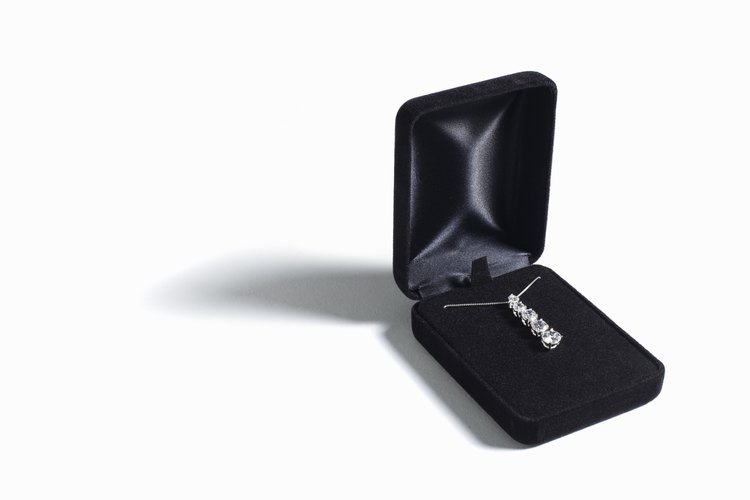 Guarda tus collares en sus estuches originales siempre que sea posible.