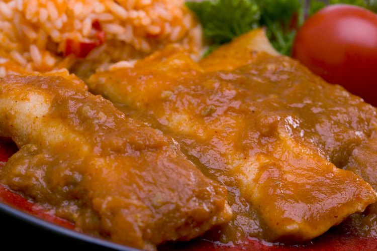 Las tortillas de maíz son usadas para hacer enchiladas.