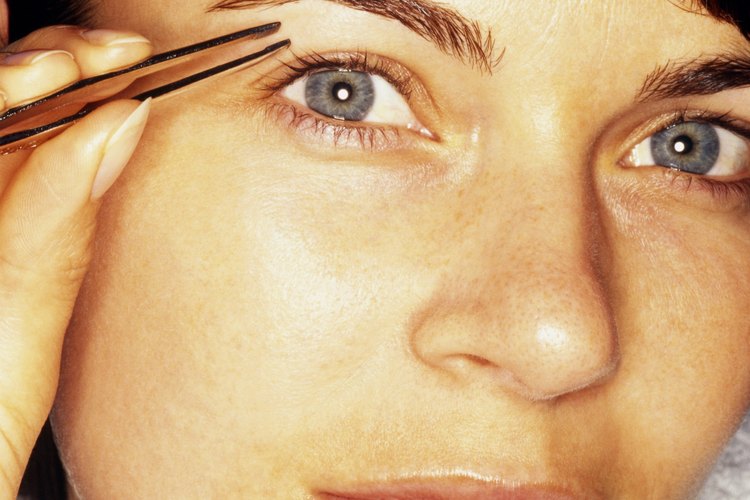 Logra las cejas perfectas dibujando y llenando tus cejas naturales.