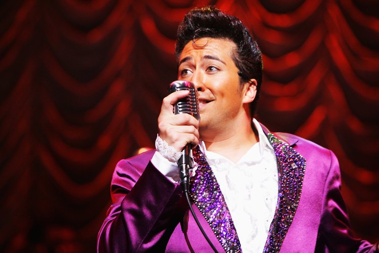 El estilo Pompadour en Estados Unidos simboliza los principios del rock and roll, pero se mantiene como un peinado actual en el 2011.