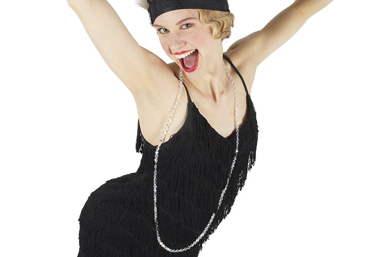 Convierte un vestido negro liso en uno de flapper.