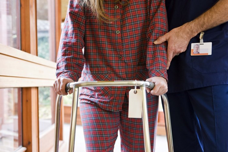 Este andador le da al paciente un poco de alivio en cuanto a levantar y empujar se refiere, sin embargo, un error de cálculo o movimiento apresurado puede hacer que el andador ruede o se deslice, posiblemente llevando a que se incline de punta.